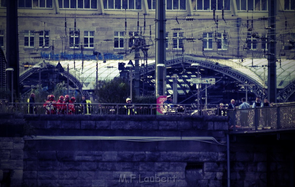 PSpringt kein Suizid Brueckenspringer Koeln Hohenzollernbruecke P038.JPG - Miklos Laubert